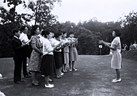 昭和38年（1963）5月25日　指揮をする大村美恵子先生