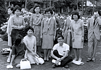 昭和38年（1963）5月25日　式場バラ園園遊会（左から2人目）