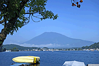 平成28年（2016）8月 野尻湖合宿スナップ／朝の湖畔から黒姫山を望む