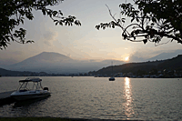 平成28年（2016）8月 野尻湖合宿スナップ／日没の湖畔から黒姫山を望む